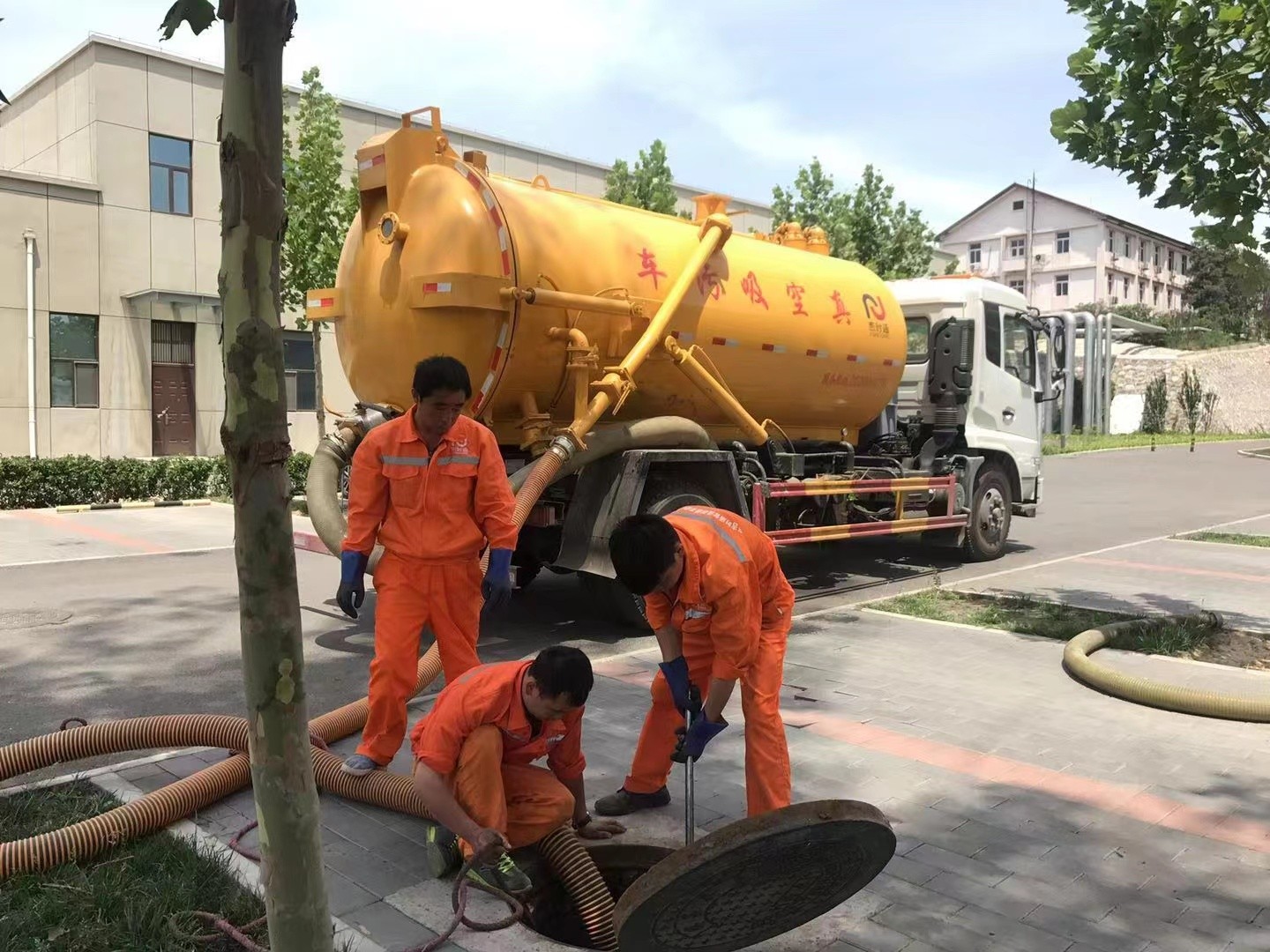 吉安管道疏通车停在窨井附近