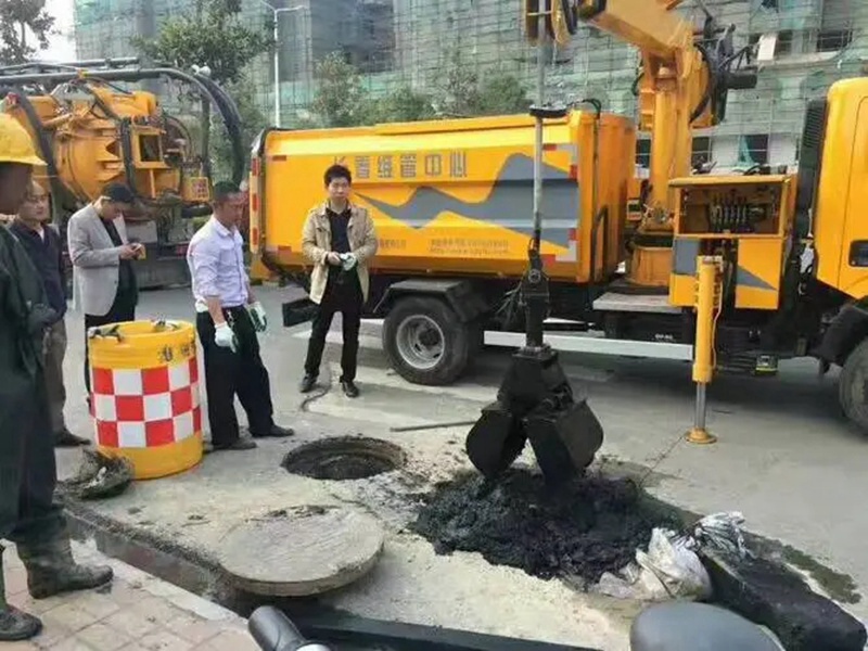 吉安街道：网格员化身“清道夫”，为民解忧疏通“堵心”化粪池