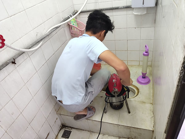 吉安肥皂掉到马桶里把马桶堵住了怎么办？马桶堵住了怎么办